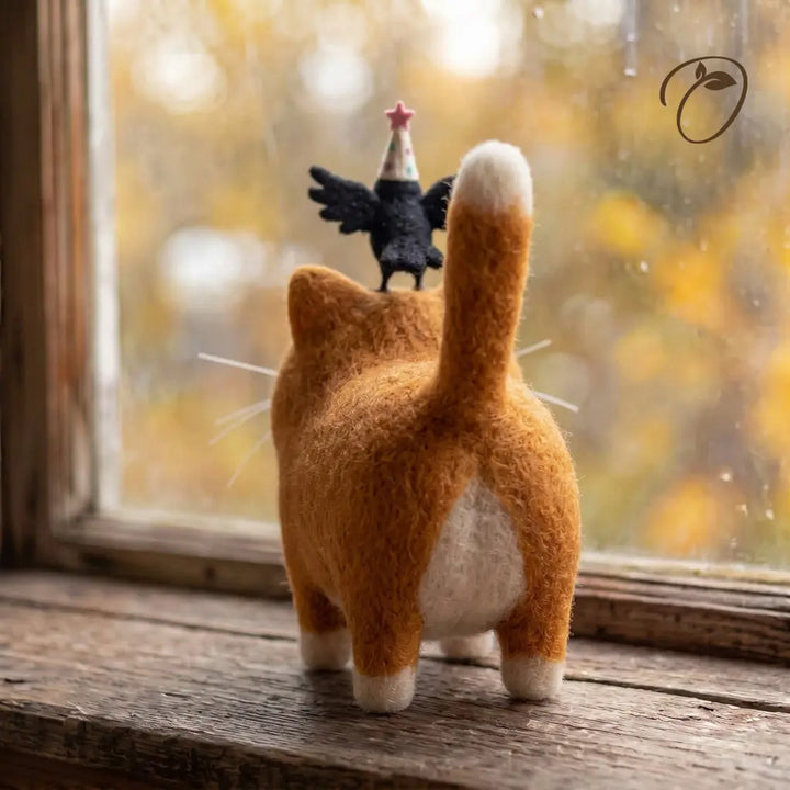Back view of Party Crow and Cat wool felt figurine showing the ginger cat&